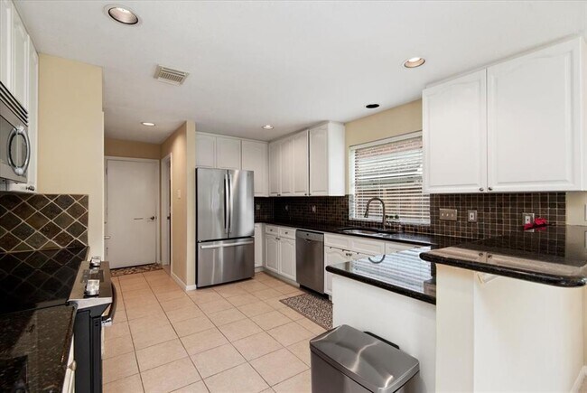 Building Photo - 314 Trailwood Ct