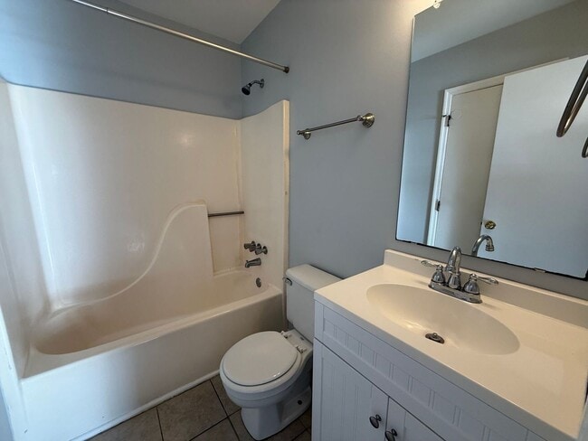 Building Photo - 2 bedroom 2 bath duplex