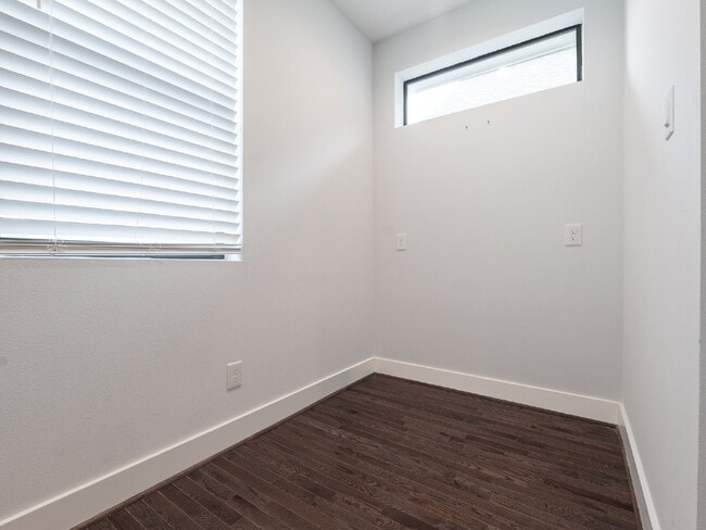 Building Photo - "Charming 4-Bed Houston Haven with Elegance on East 32nd Street!"