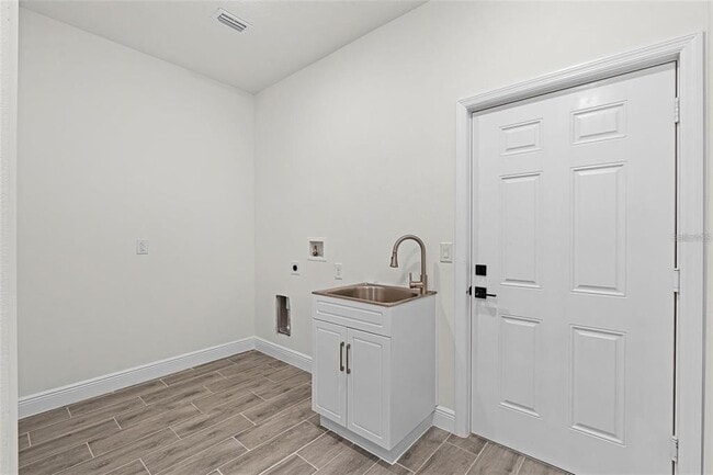 Building Photo - 2211 Simmons Ave