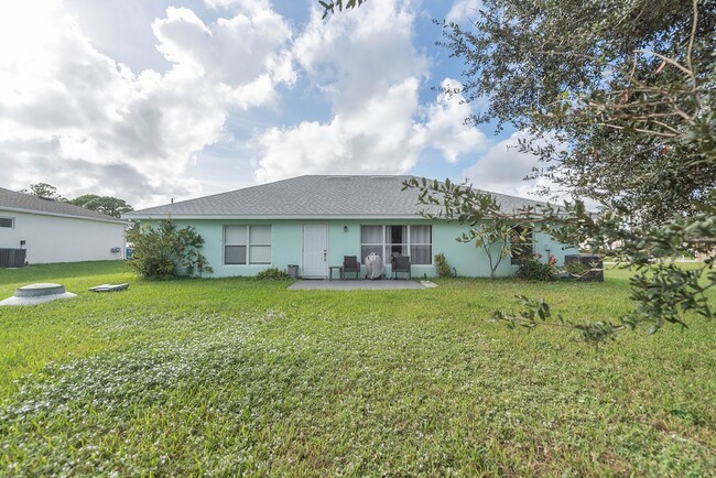 Building Photo - SE Palm Bay Adorable 3/2/2 close to Malaba...