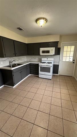 Building Photo - 1104 Sierra Dr