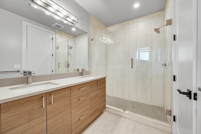 Building Photo - $2,595.00 - 2 Bedrooms, 2.2 Bathrooms, Townhouse in Denver with Roof deck!