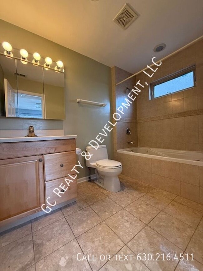 Building Photo - 220 Des Plaines Ave