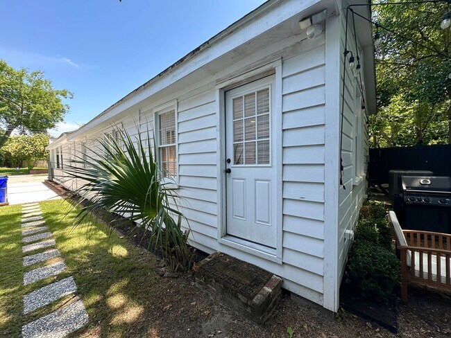 Building Photo - Charming Updated Three Bedroom Home Downtown