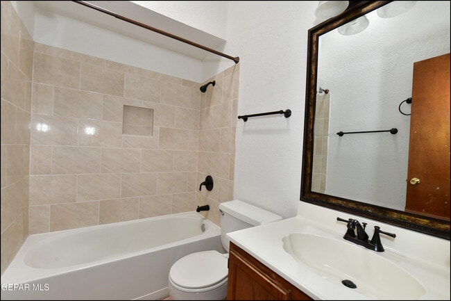 Building Photo - 4872 Maureen Cir