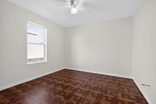 Building Photo - For Rent: Beautiful 5-Bedroom Home in Kill...