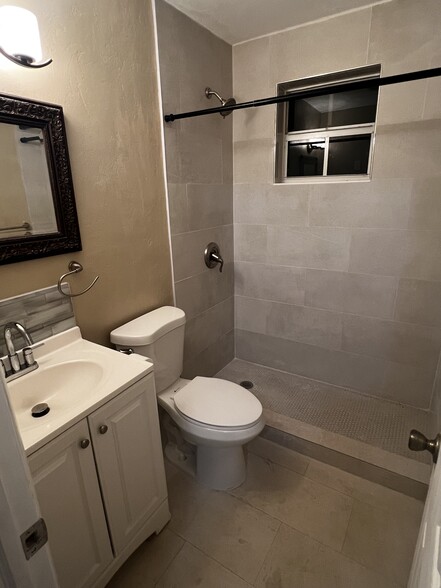 Building Photo - 4641 Myrtle Ln