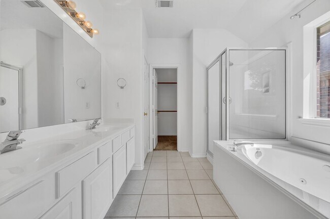 Building Photo - 12210 Woody Hollow Dr