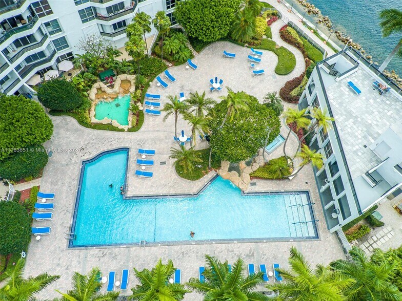 Building Photo - 3600 Mystic Pointe Dr