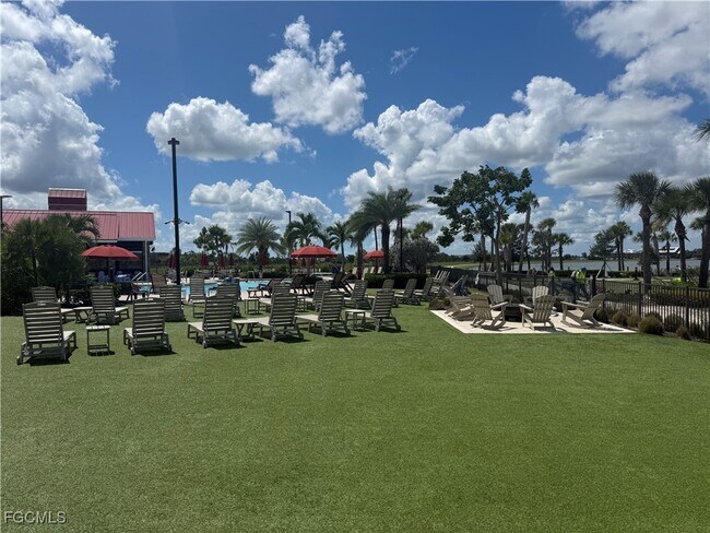 Building Photo - 15285 Grn Acrs Ave