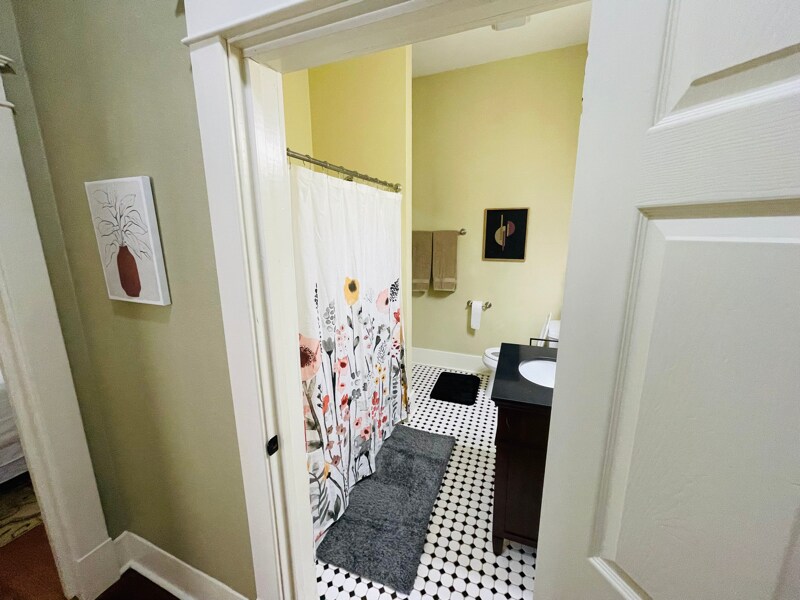 Building Photo - 621 W Daisy L Gatson Bates Dr