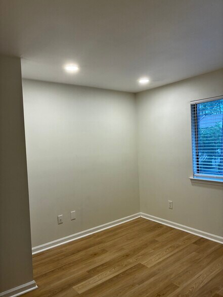 Building Photo - 44 Forest Cv