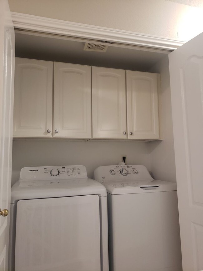 Building Photo - Large 3-bed Townhouse in Terwilliger South
