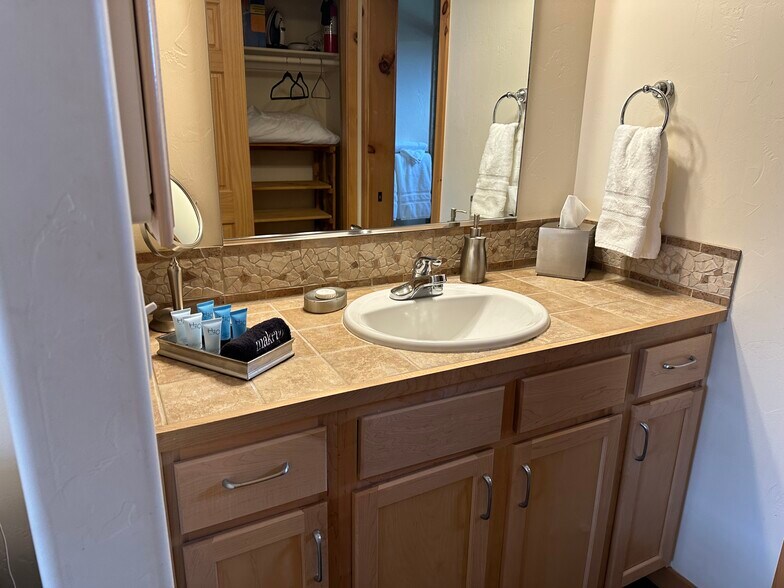 Building Photo - 424 Wolf Park Ln