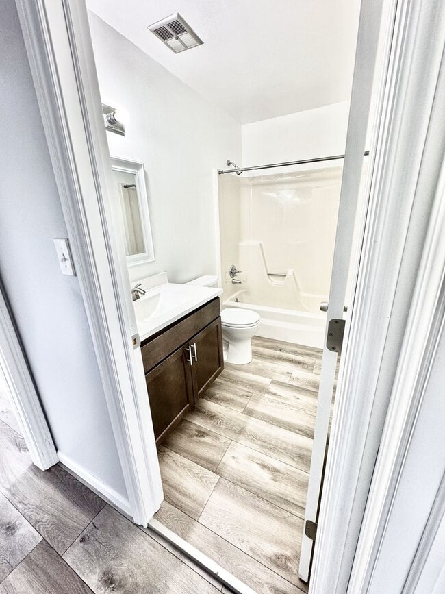 Building Photo - Renovated Two-Bedroom Apartment – Prime Wa...