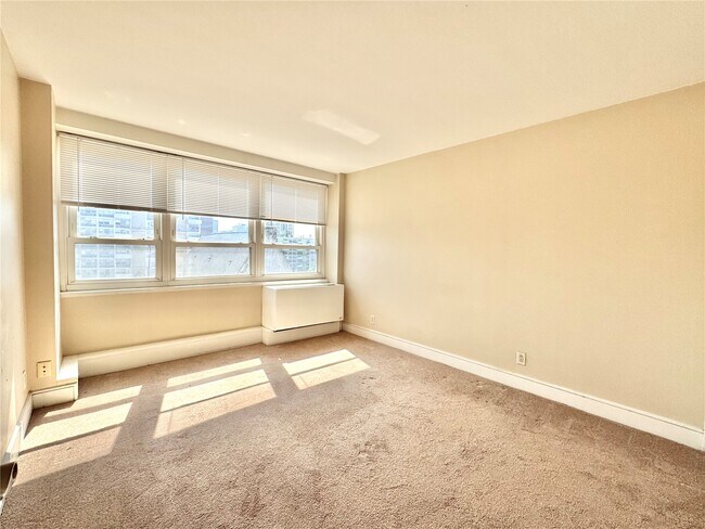 Building Photo - 210 N 17th St
