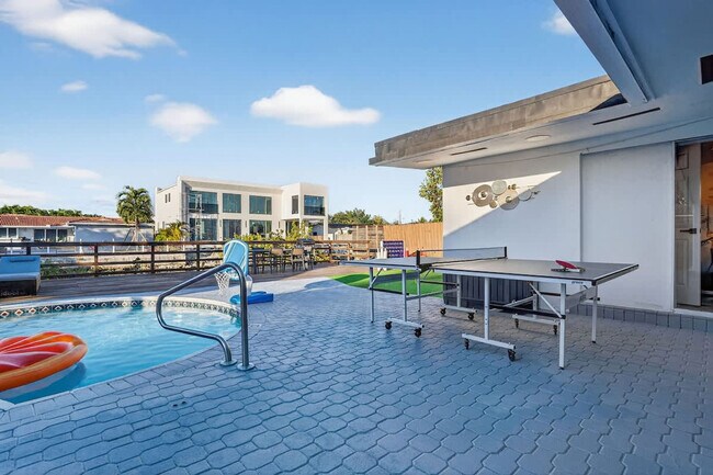 Building Photo - 2365 NE 195th St