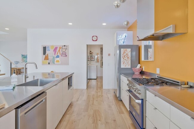 Building Photo - Custom-Built 4 Bed/ 2 Full + 2 Half Bath Modern Home at the base of Love Circle, Fully Furnished,...