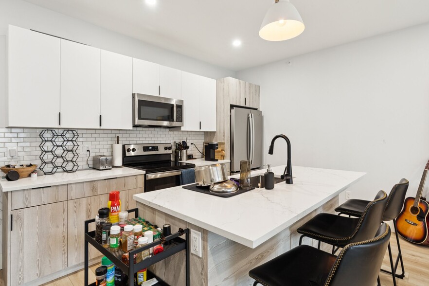 Building Photo - 3849 Lancaster Ave