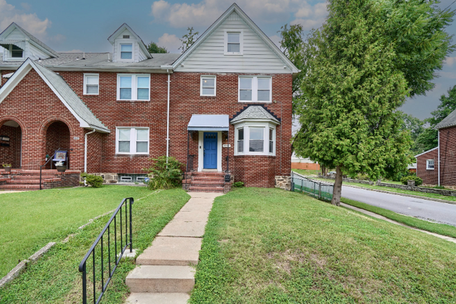 Primary Photo - 1031 Elm Ridge Ave