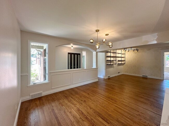 Building Photo - Stylish Grosse Pointe Woods Ranch with EV ...