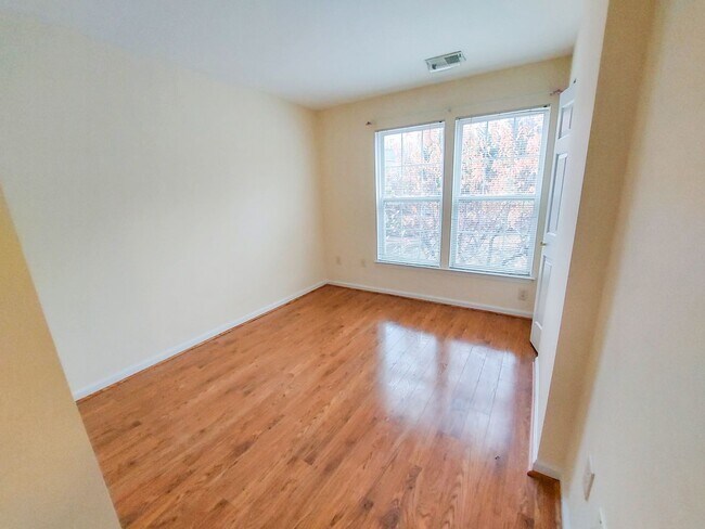 Building Photo - Charming and Updated 3BR/2.5BTH townhome in desirable Germantown, MD