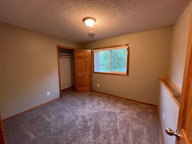 Building Photo - 5 bed 3 bath house for rent