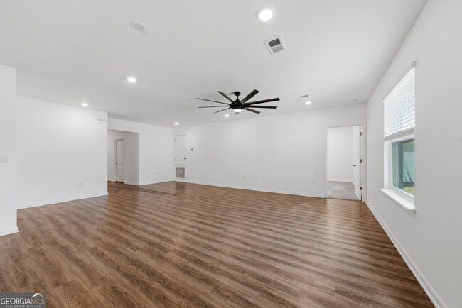 Building Photo - 131 College St