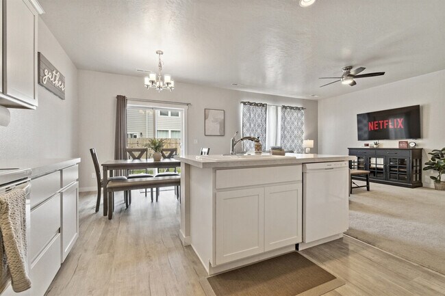 Building Photo - 2646 W Snyder St