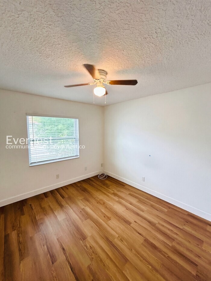 Building Photo - 2070 Loma Linda Way N