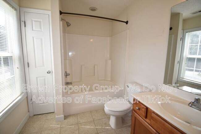 Building Photo - 165 Pender Rd