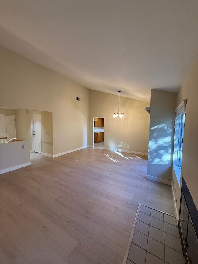 Building Photo - Beautiful 3 Bedroom 2 1/2 Bathroom Granada Hills Townhouse! Must See! Ready For Move-In!