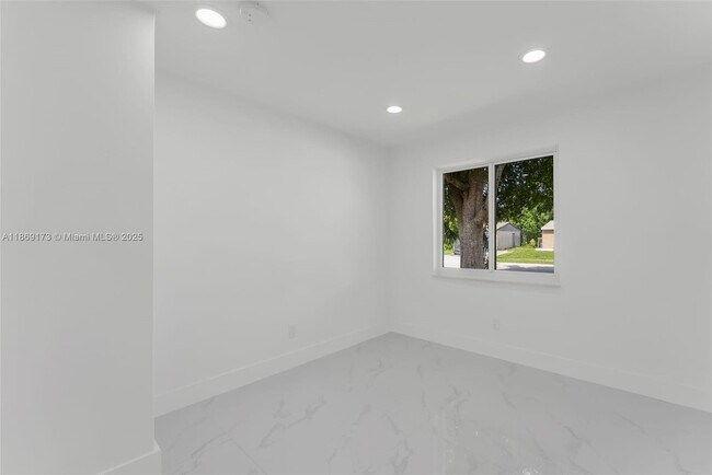 Building Photo - 1390 SW 50th Ave
