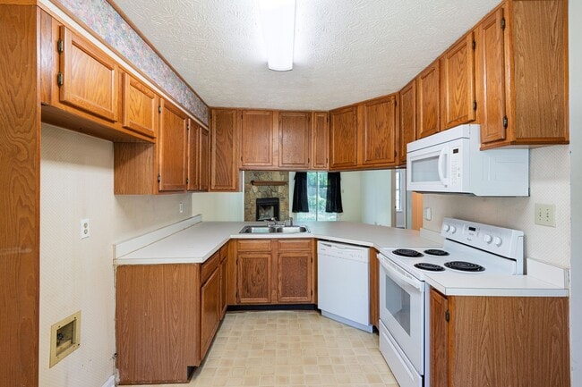 Building Photo - Updated 2BR Townhome Near Clayton State with Fenced Yard