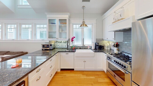 Building Photo - Spacious 4 Bed and 3 Bath Home in Coronado...