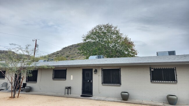 Building Photo - 1402 W Becker Ln