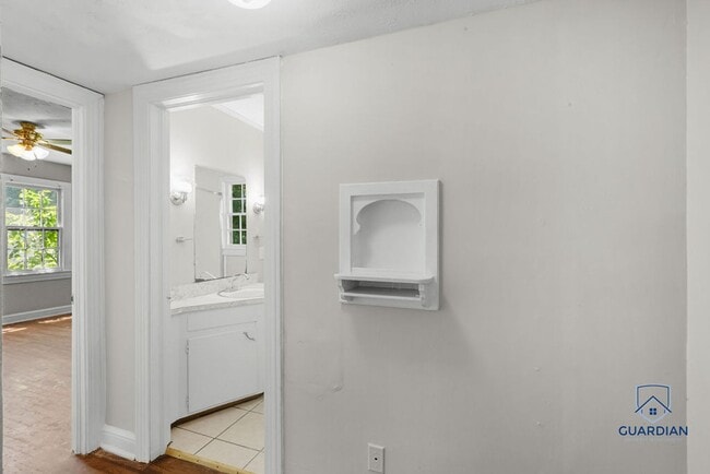 Building Photo - 2 bedroom 1 bath home located near Gadsden...