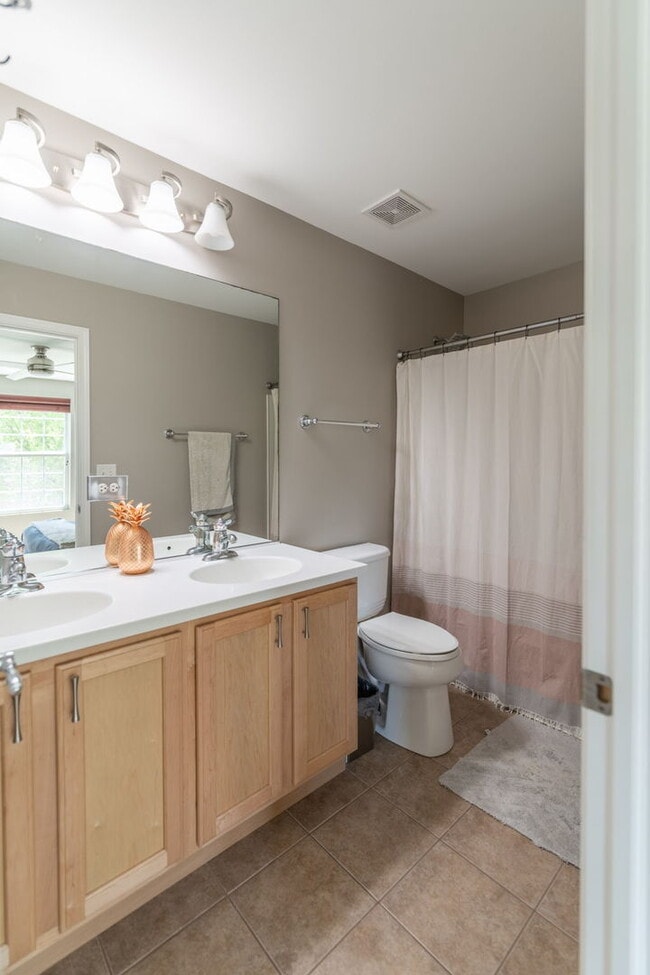 Building Photo - 472 Valentine Way