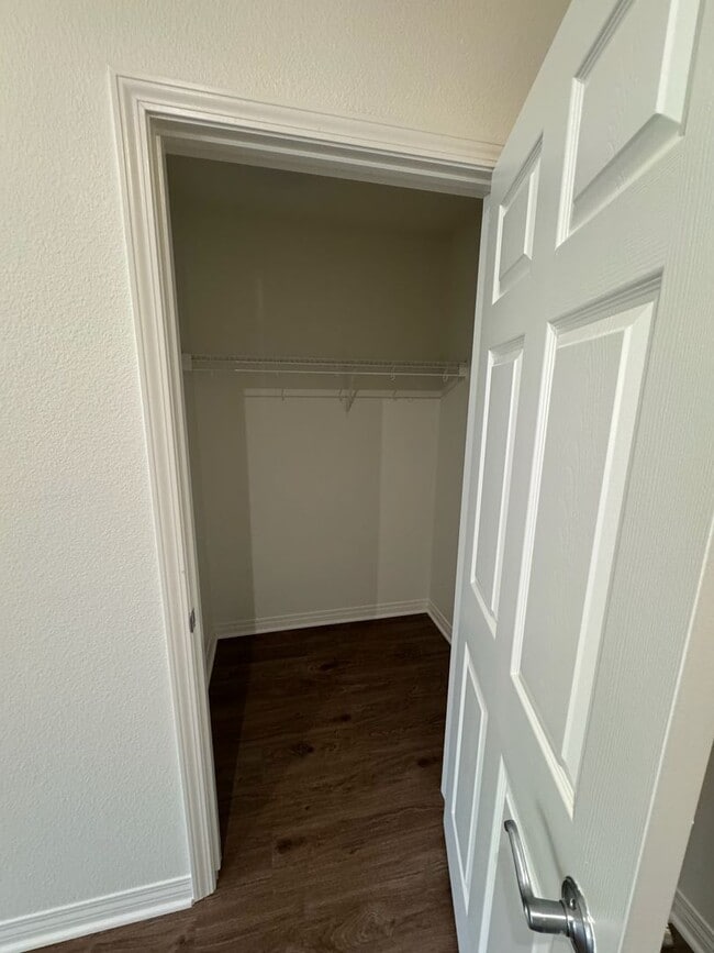 Building Photo - Amazing Downtown Unit Available For Rent!!!