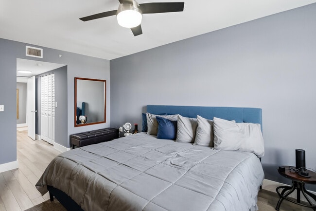 Building Photo - 520 SE 5 Ave