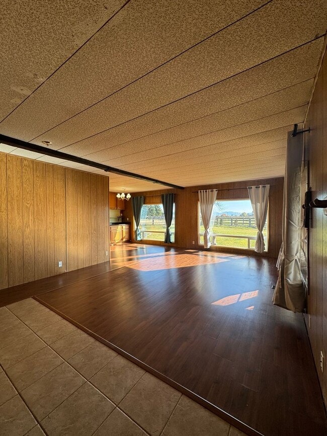 Building Photo - Spacious Pet-Friendly Rental on 3 Acres — ...