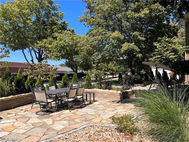 Building Photo - 7281 Meadowlawn Dr