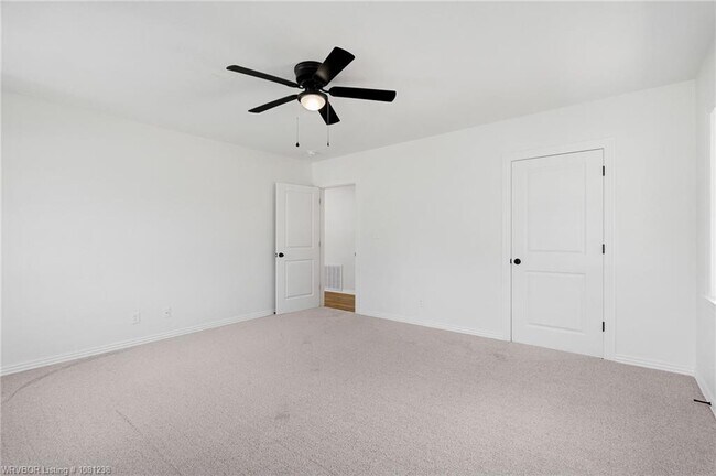 Building Photo - 2020 Country Club Ave