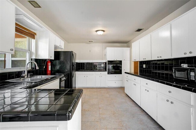 Building Photo - 7000 Cane Hills Cir