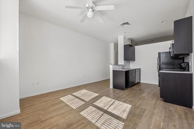 Building Photo - 1015 W Lancaster Ave