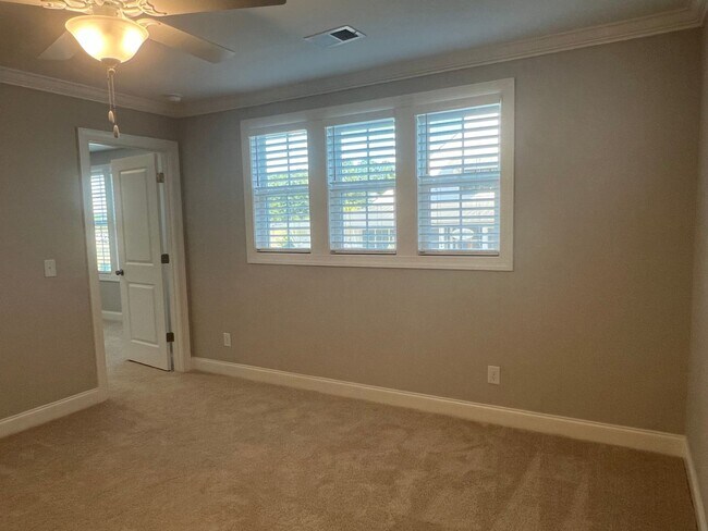 Building Photo - Lovely 3 BR Townhouse in Washington Square...