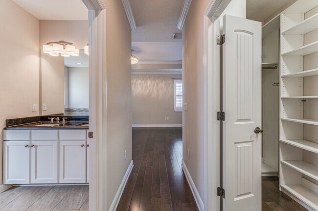 Building Photo - Stunning David weekly designed 3 BR+ OFFICE/ 2.5 BA / 2 Car executive townhouse in Hyde Park / So...