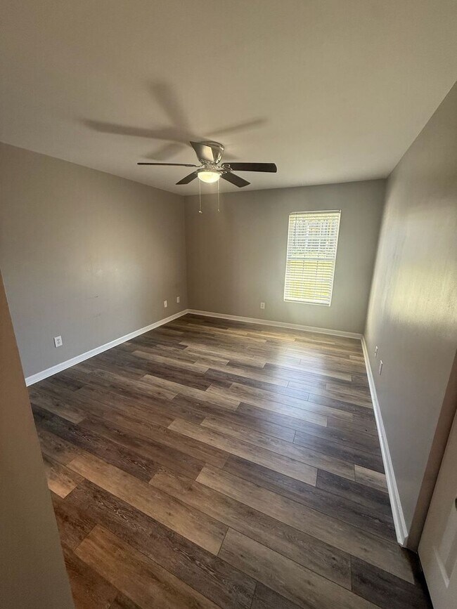 Building Photo - Newly Updated Ranch-Style Condo