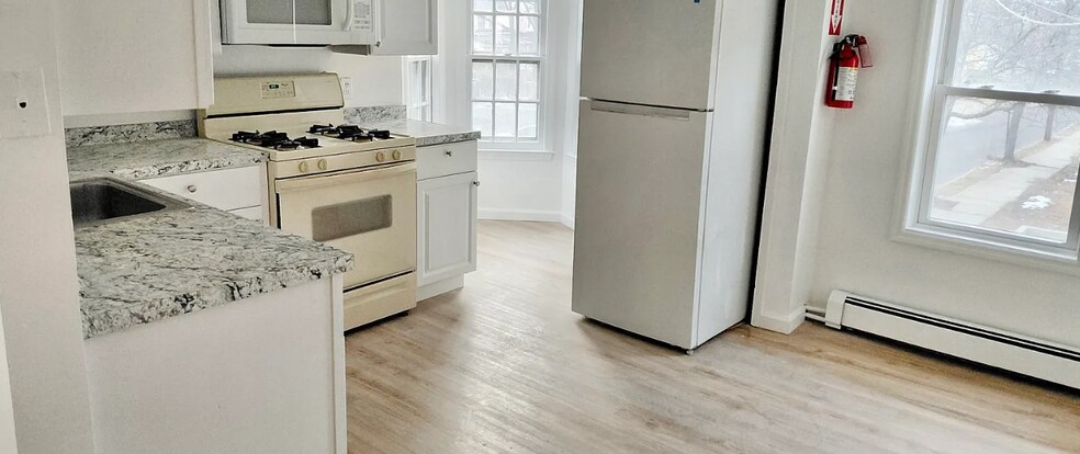 Building Photo - 301 Somerset St